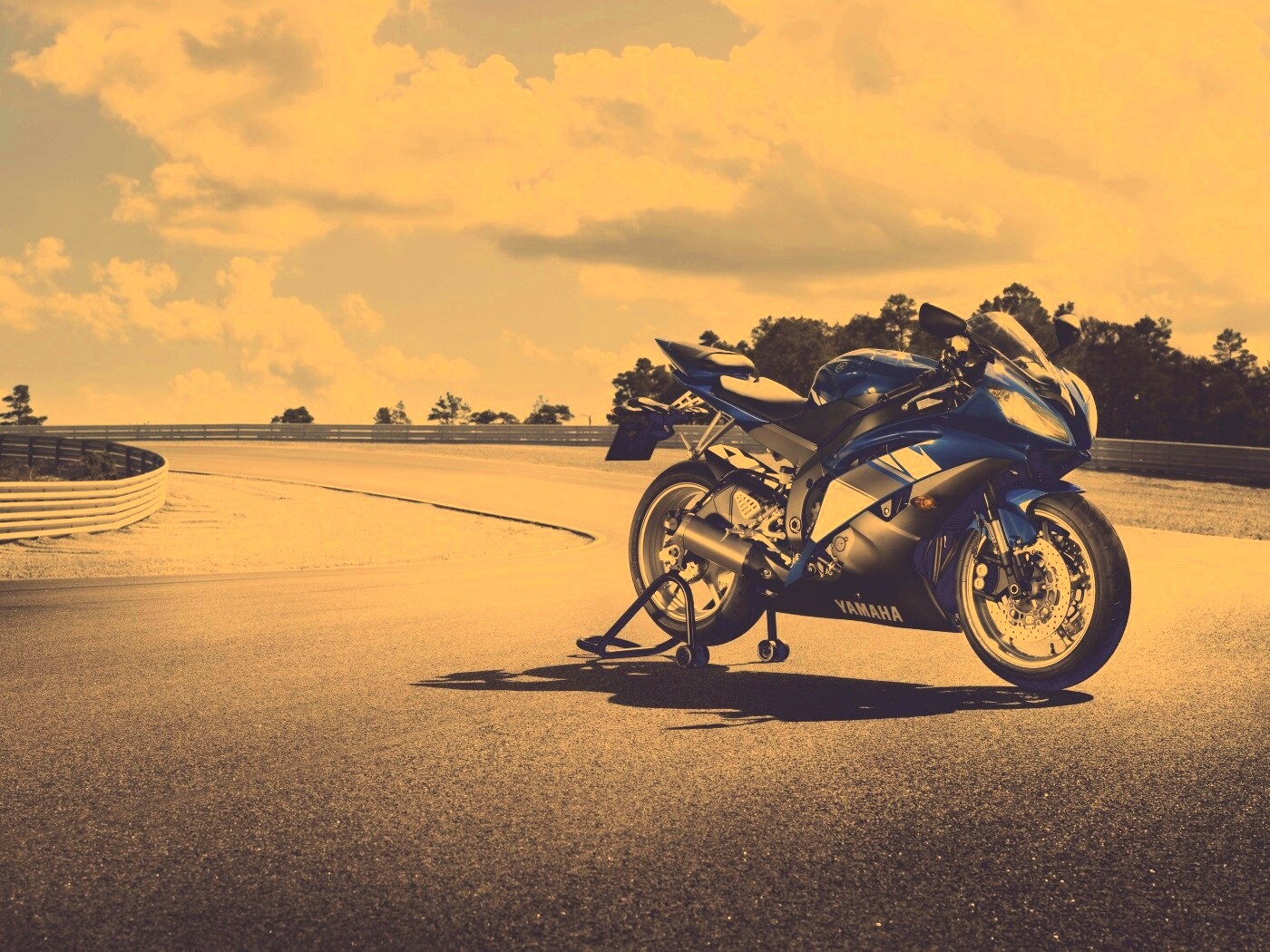 Yamaha R6 на трассе обои