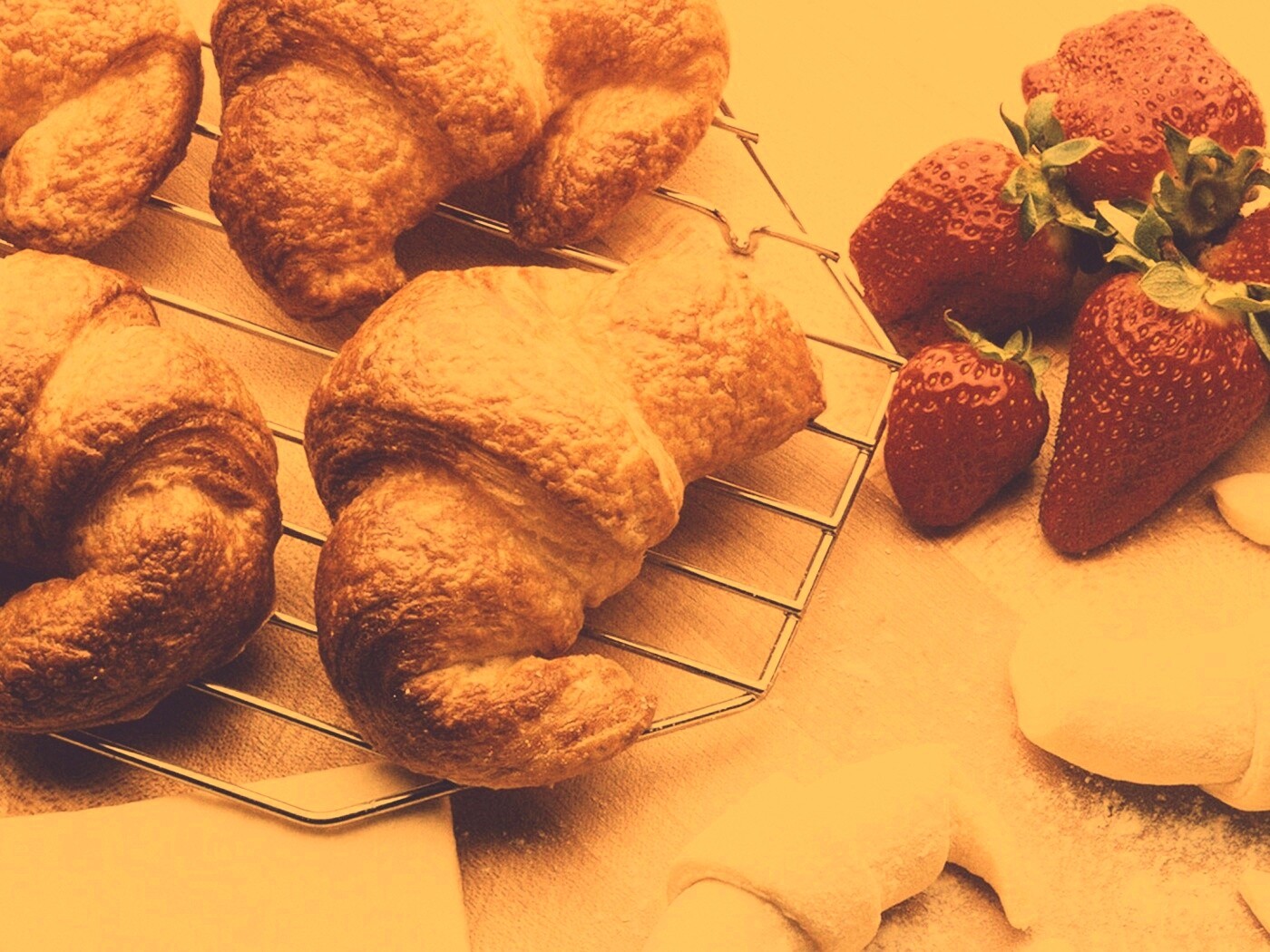 Круассаны с клубникой обои