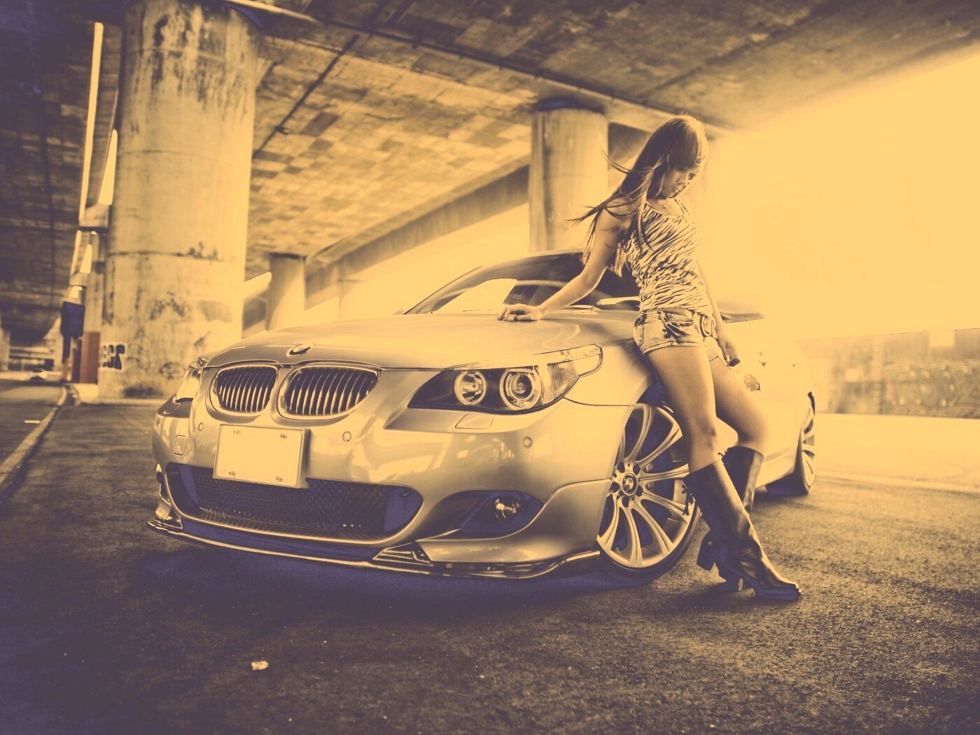Девушка у BMW обои
