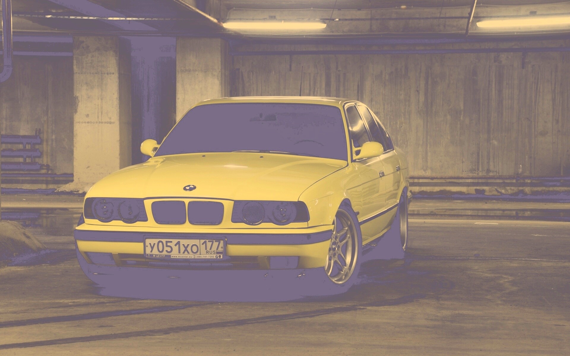 BMW M5 на стоянке обои