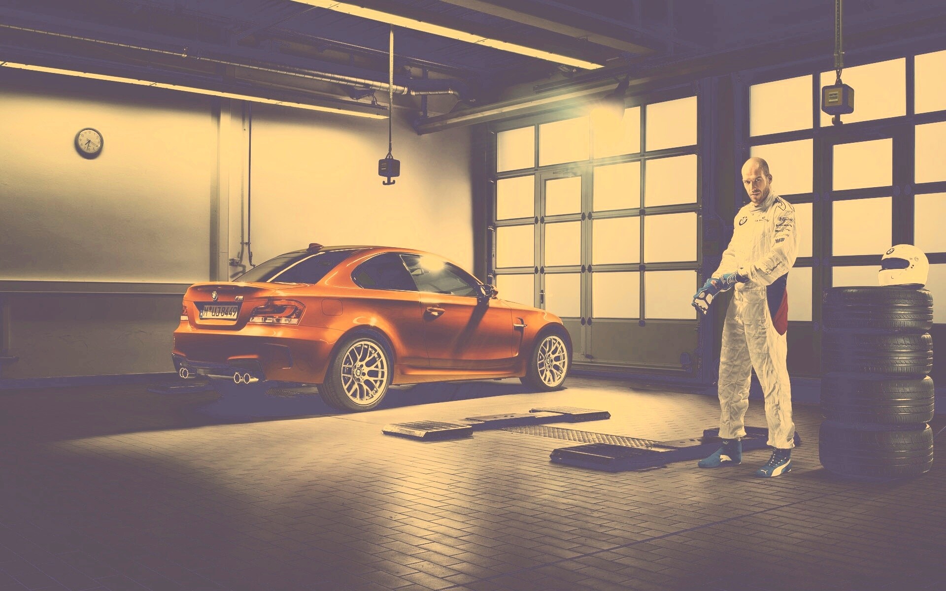 Гонщик и BMW M1 в гараже обои