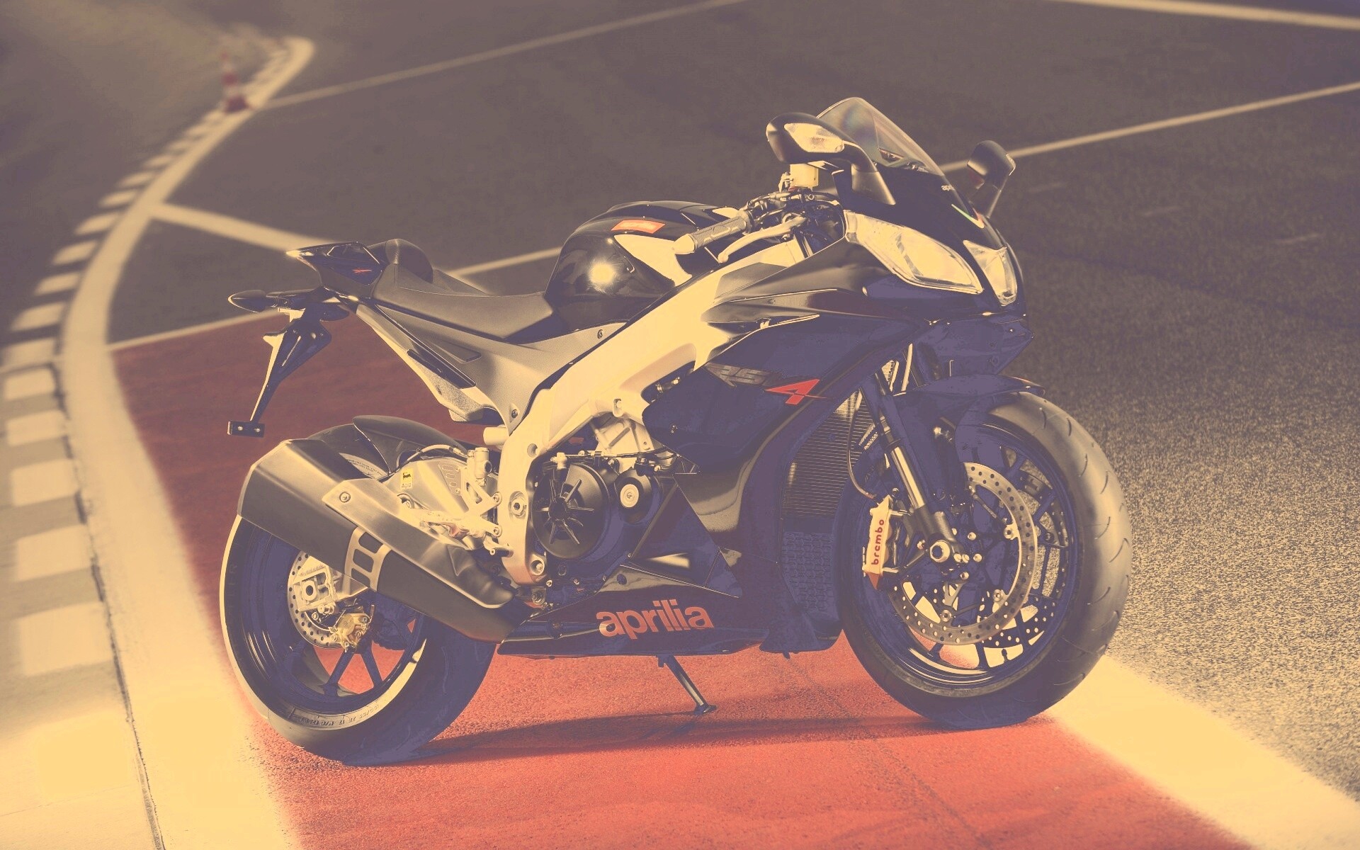 Aprilia на треке обои