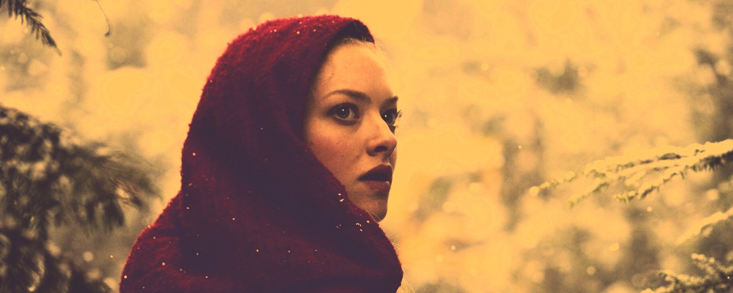 Amanda Seyfried in Red Riding Hood обои