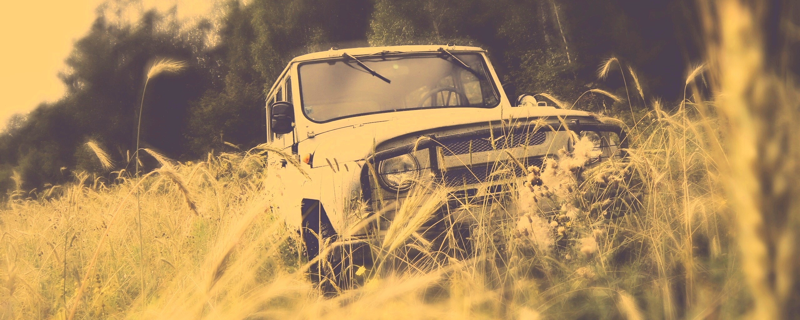 УАЗик в траве обои