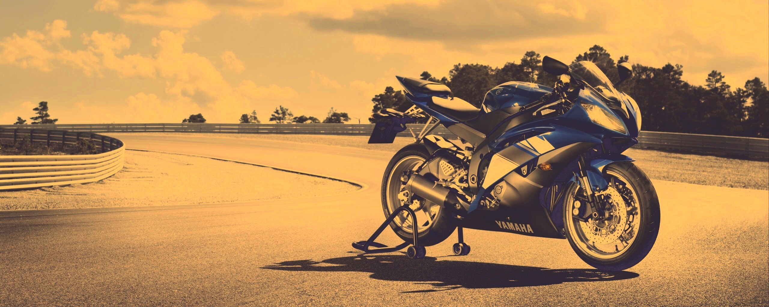 Yamaha R6 на трассе обои