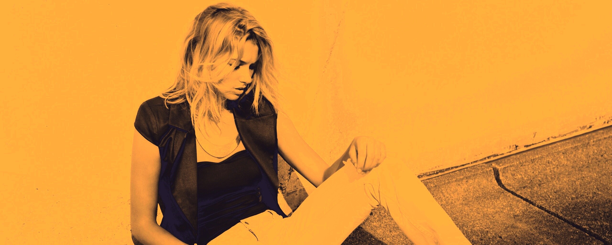 Девушка у стены обои