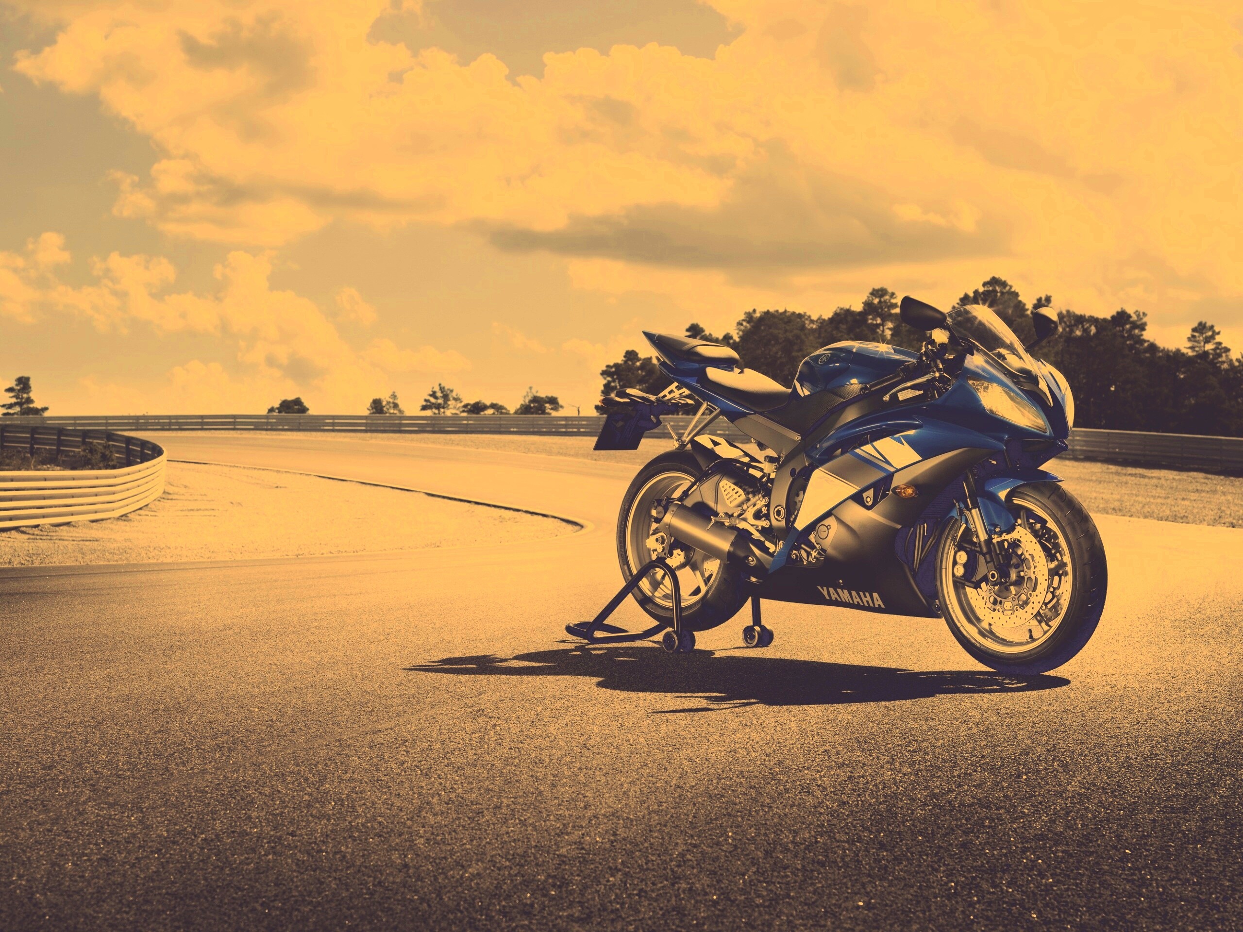 Yamaha R6 на трассе обои