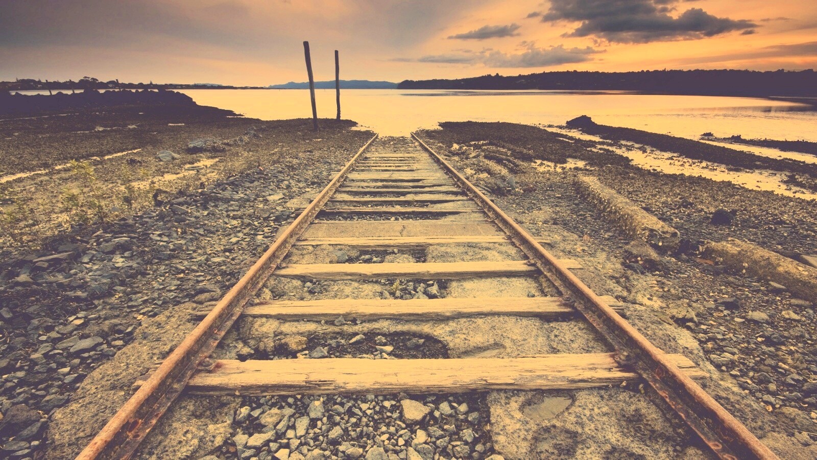 Рельсы обрывающиеся в воду обои