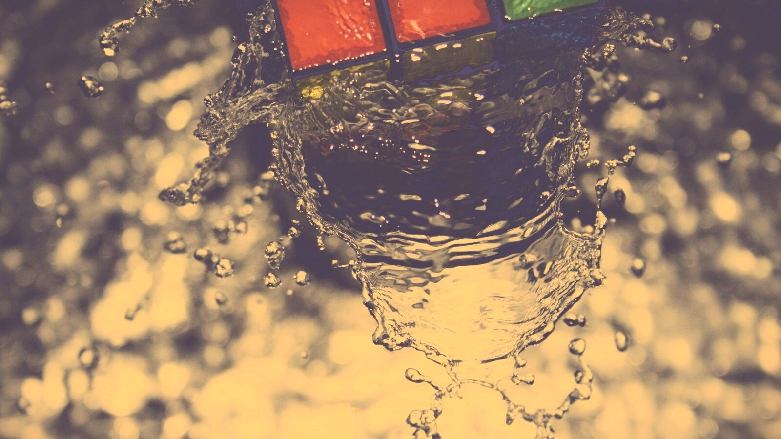 Кубик рубика в воде обои