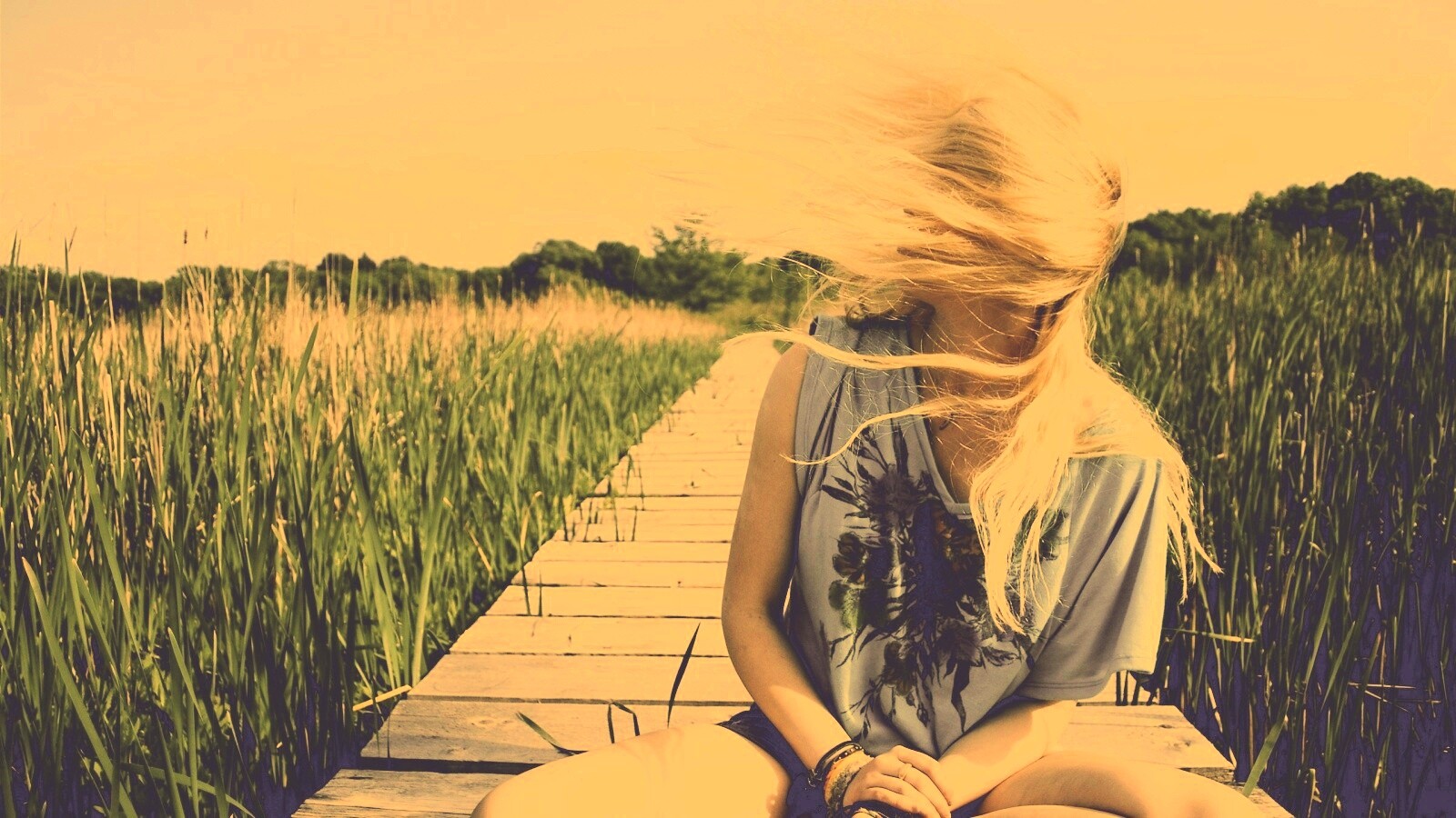 Девушка и ветер обои