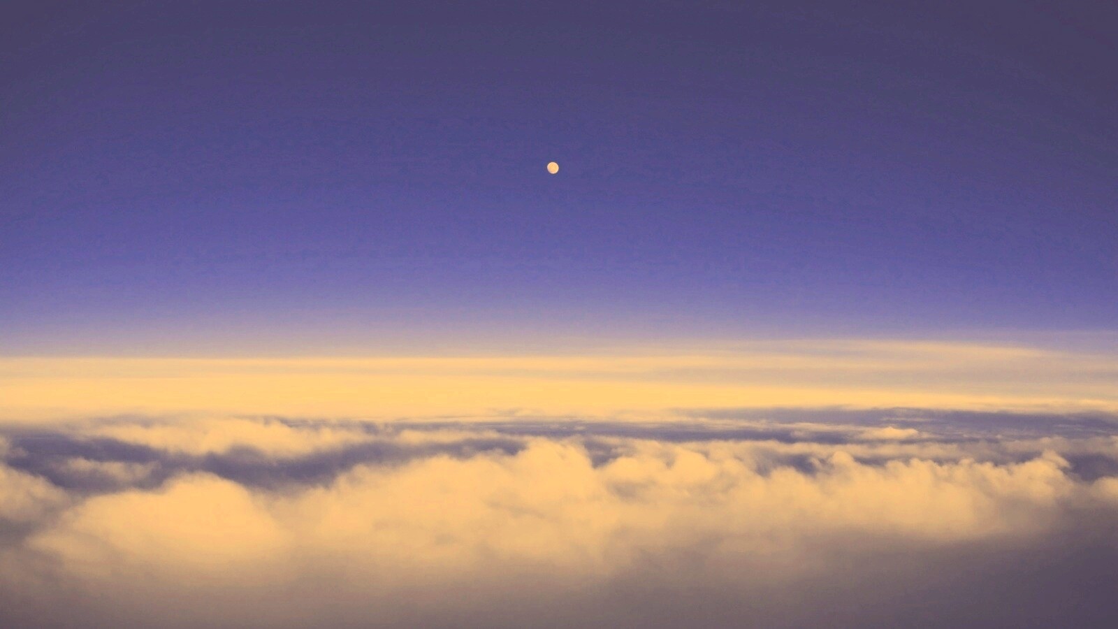 Одинокая луна над облаками обои