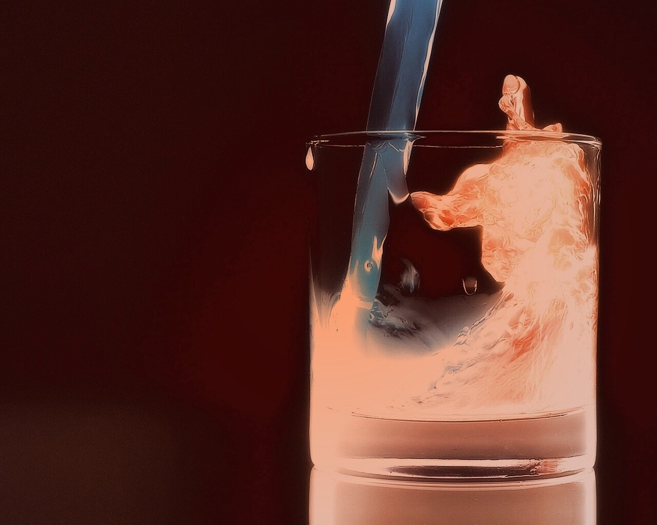 Огонь и вода в стакане обои