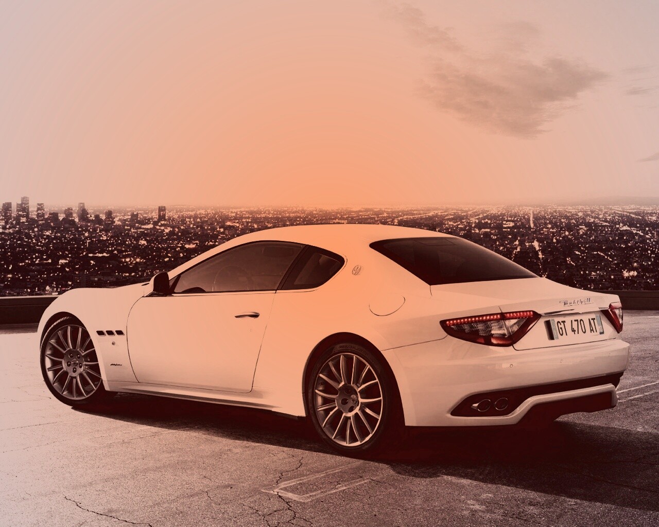 Maserati Granturismo на фоне города обои
