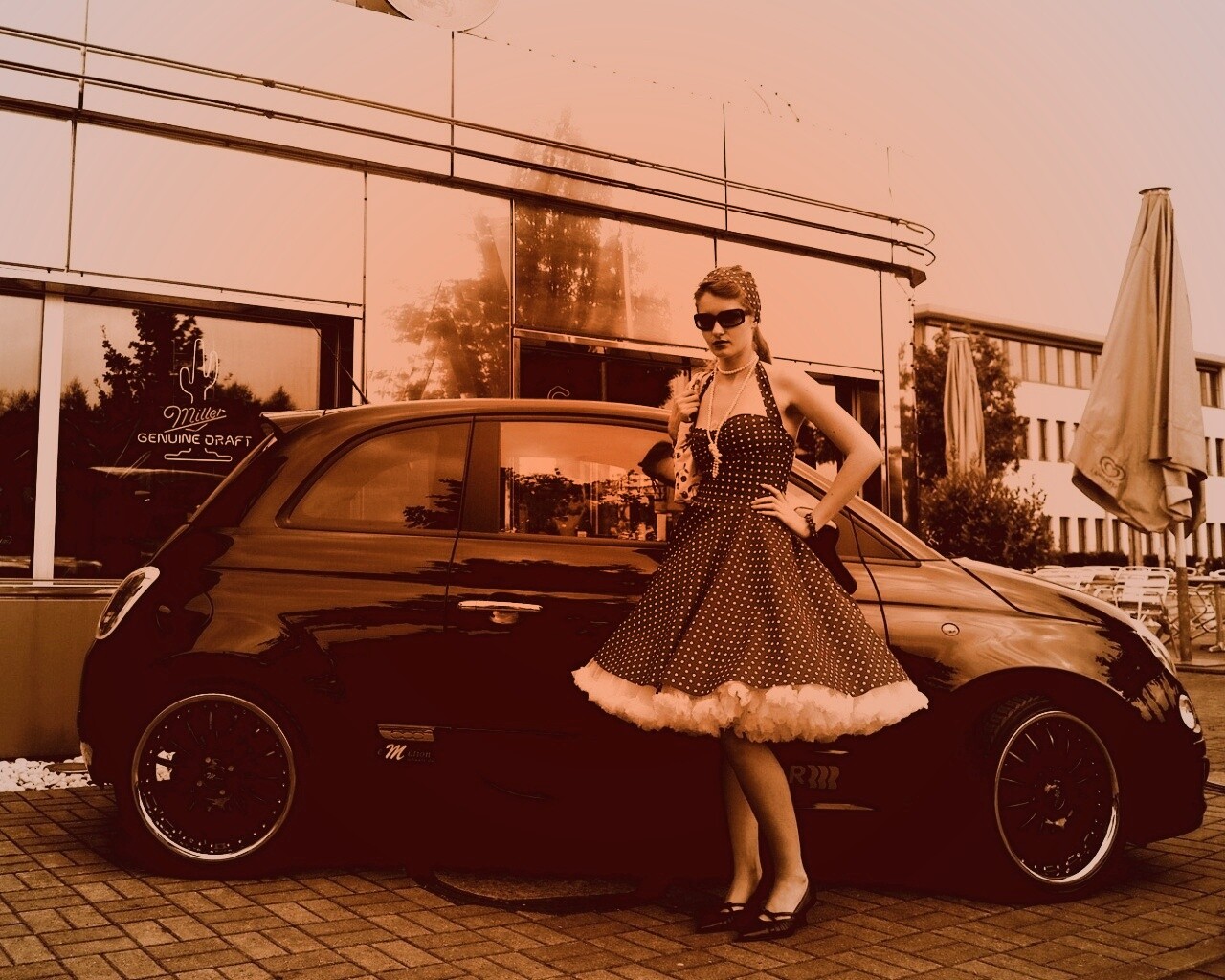Fiat 500 и девушка обои