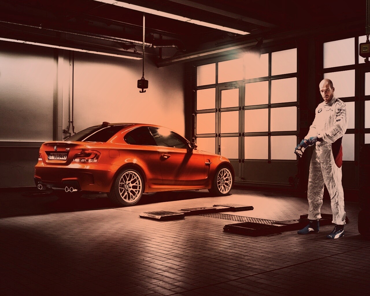 Гонщик и BMW M1 в гараже обои