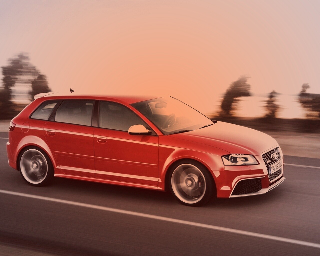 Красная Audi модели RS3 на дороге обои
