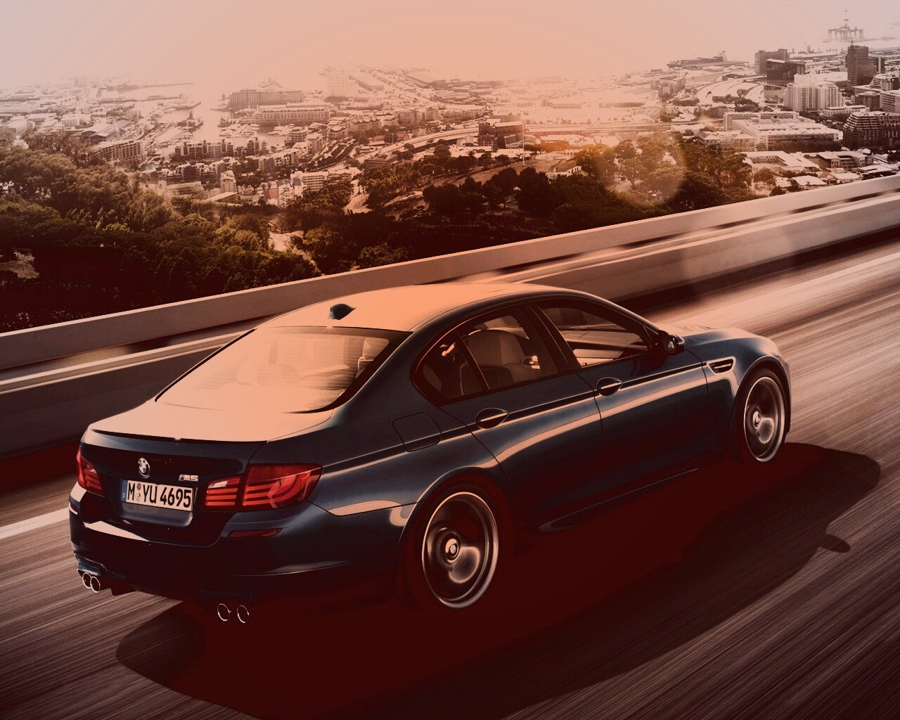 BMW F10 M5 на скоростной автостраде обои