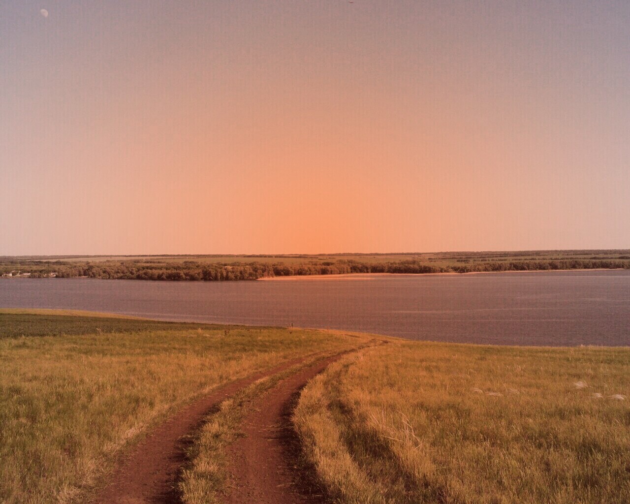Дорога спускается к воде обои