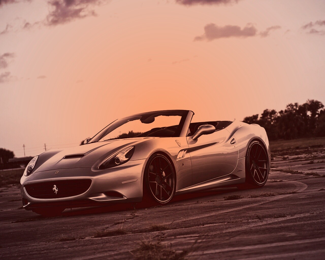 Ferrari на взлетном поле обои