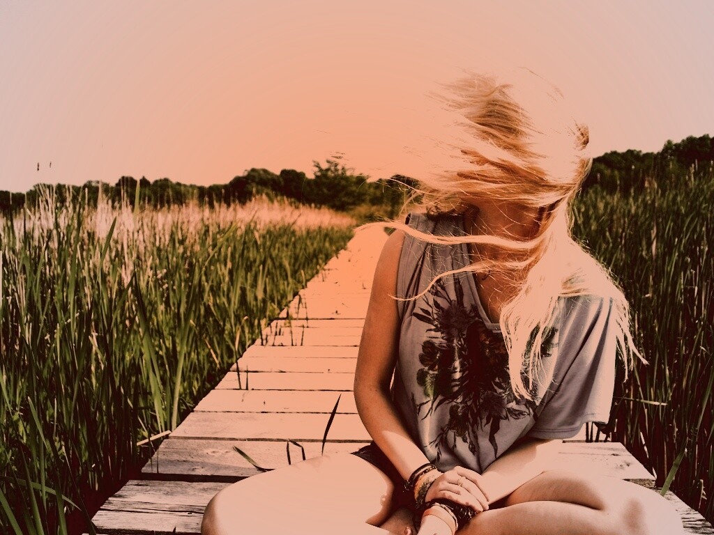 Девушка и ветер обои