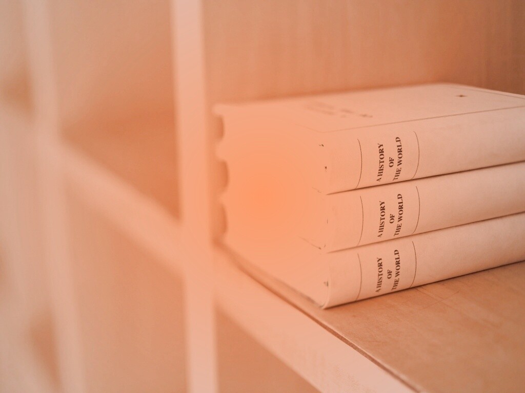 Книги на полке обои