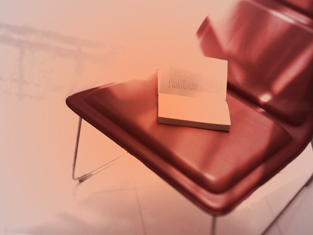 Книга на стуле обои