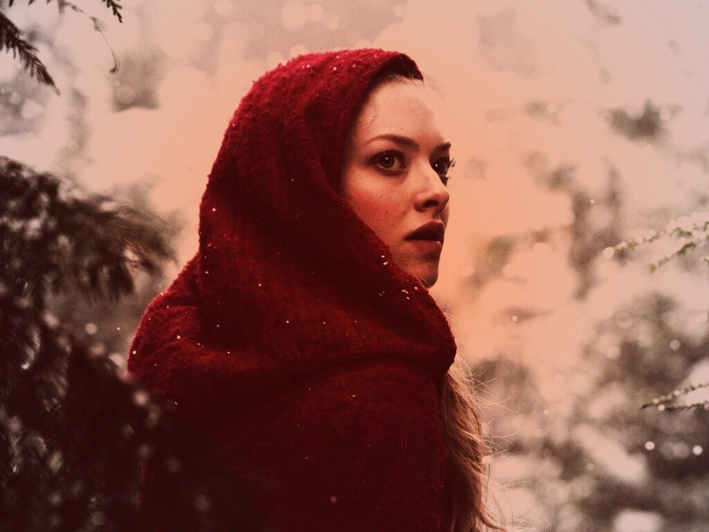 Amanda Seyfried in Red Riding Hood обои
