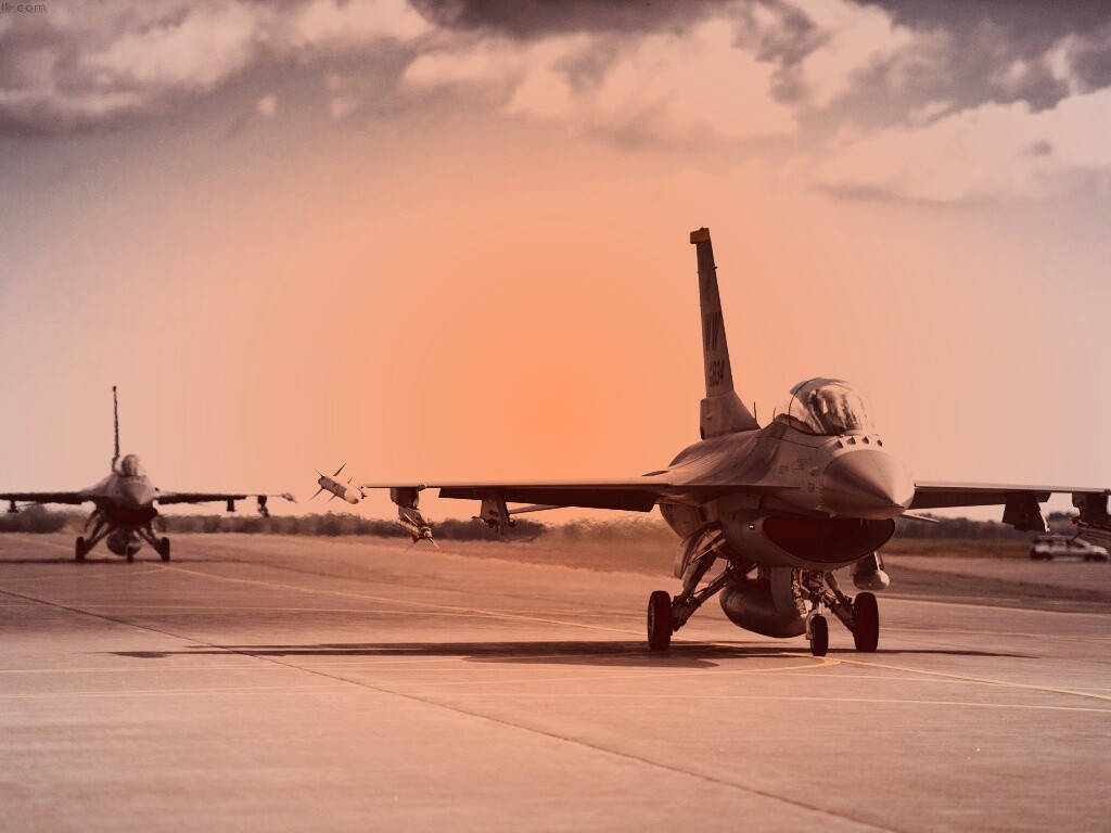 Истребители f16 Falcon на взлетной полосе обои