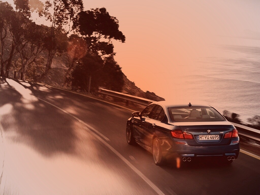 BMW F10 на горной дороге  обои