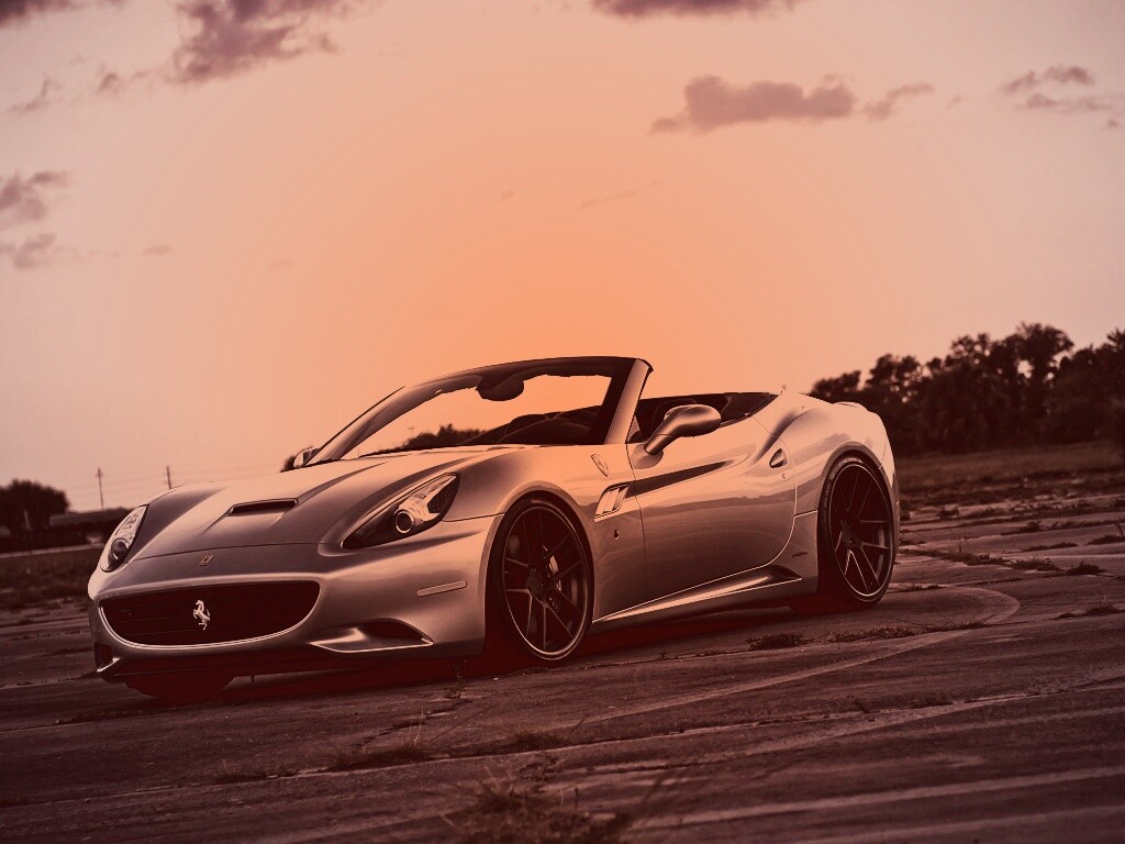 Ferrari на взлетном поле обои