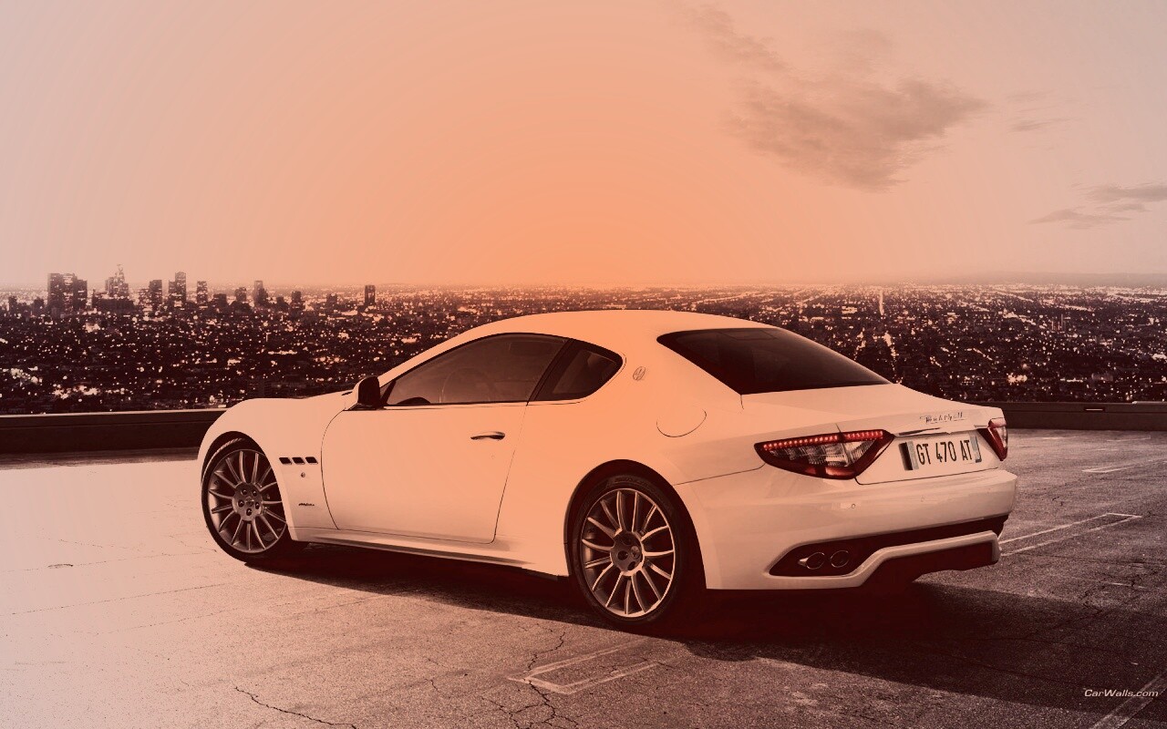 Maserati Granturismo на фоне города обои