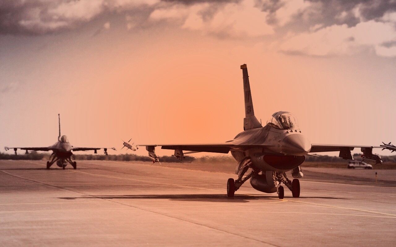 Истребители f16 Falcon на взлетной полосе обои