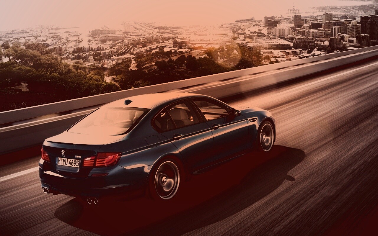 BMW F10 M5 на скоростной автостраде обои