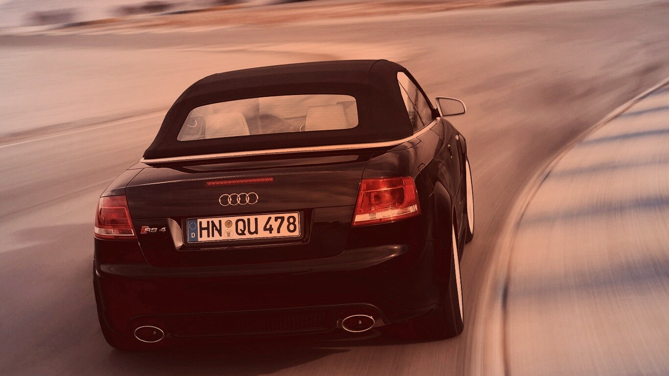 Audi RS 4 с тряпичной крышей обои