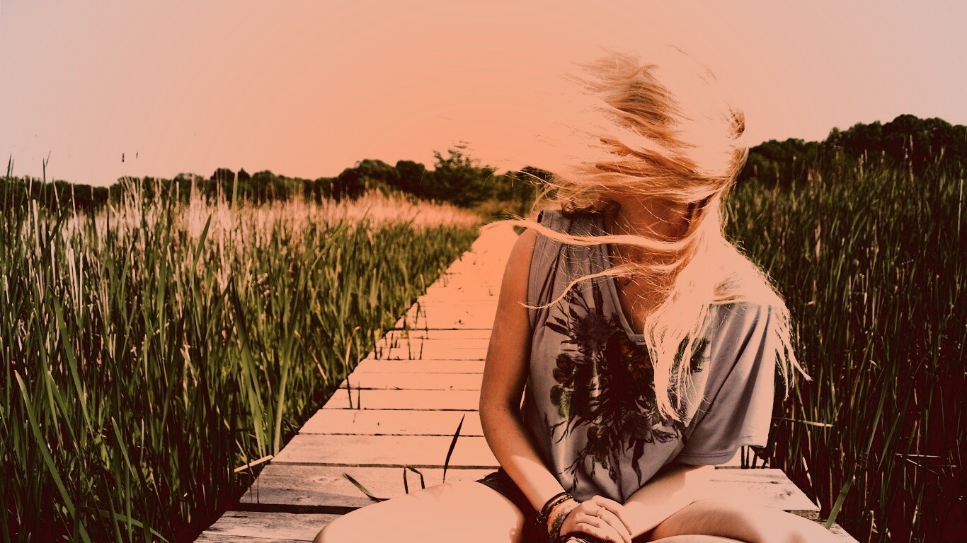 Девушка и ветер обои