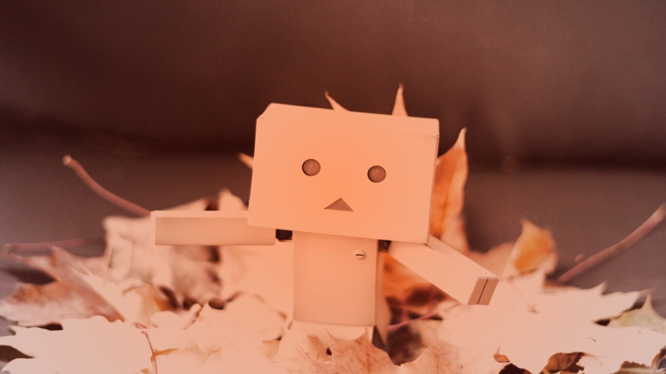  Yotsubato Danbo резвится листьях обои