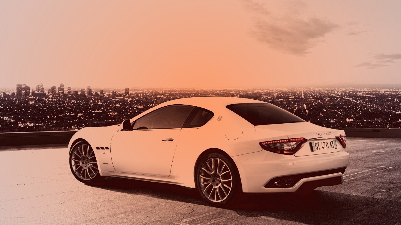 Maserati Granturismo на фоне города обои