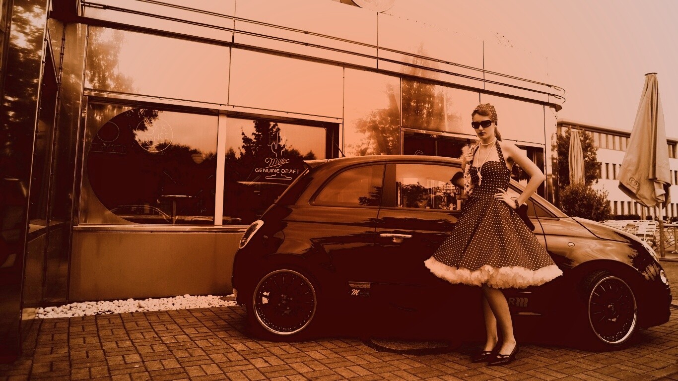 Fiat 500 и девушка обои