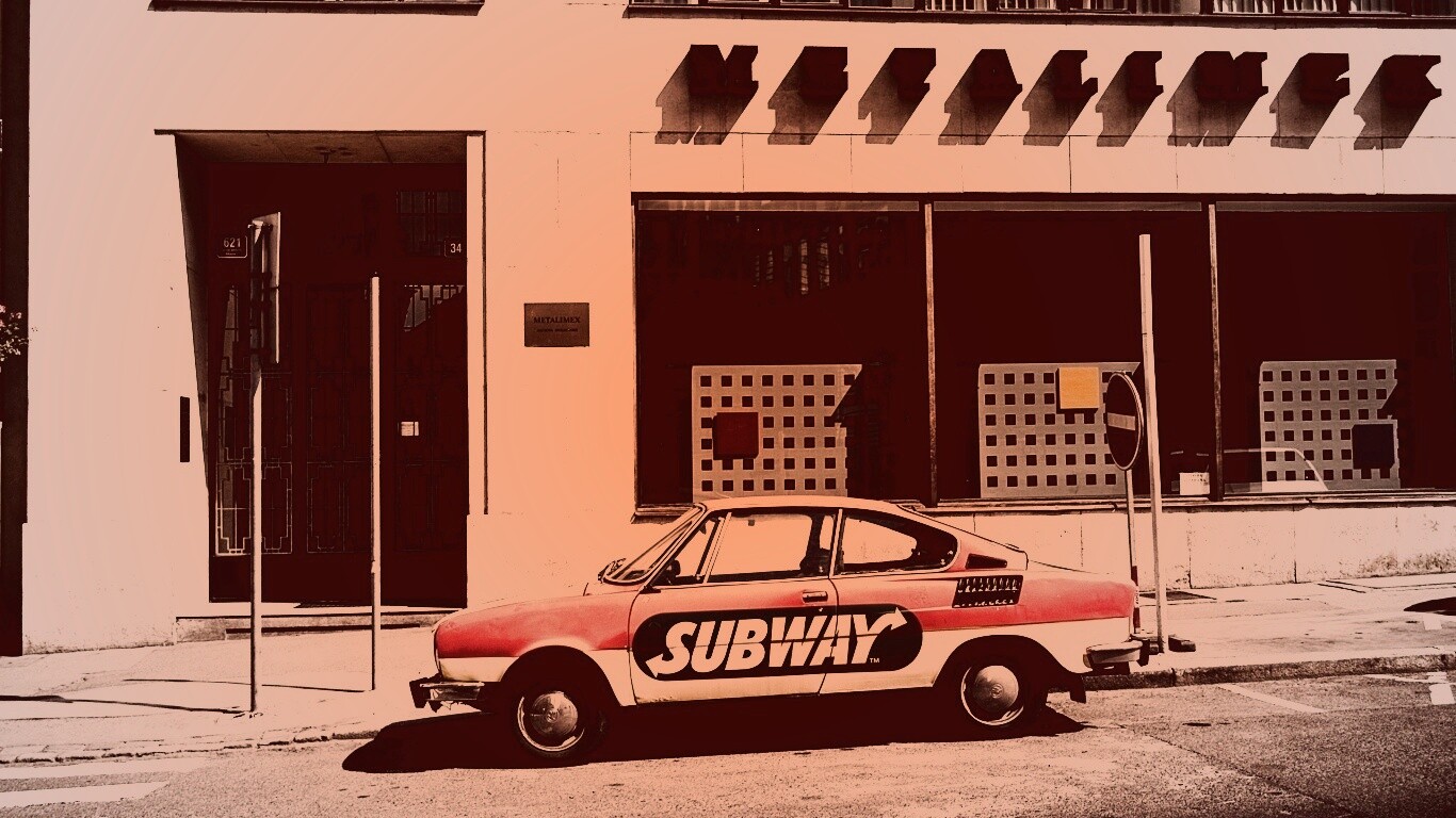 Реклама Subway на машине в Праге обои