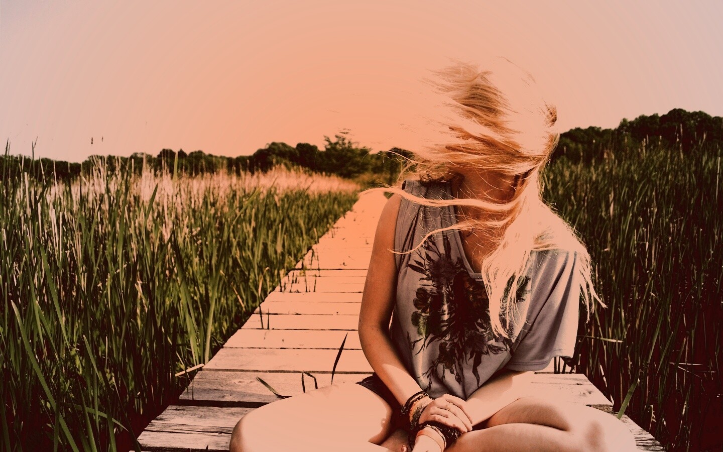 Девушка и ветер обои