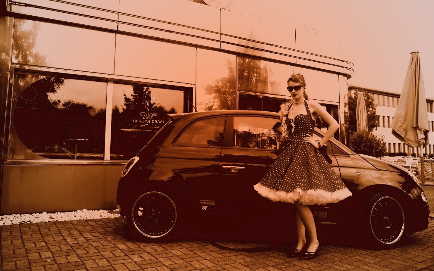 Fiat 500 и девушка обои