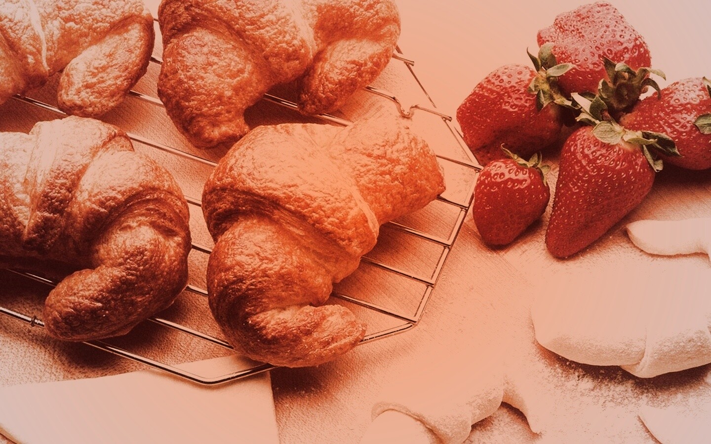 Круассаны с клубникой обои