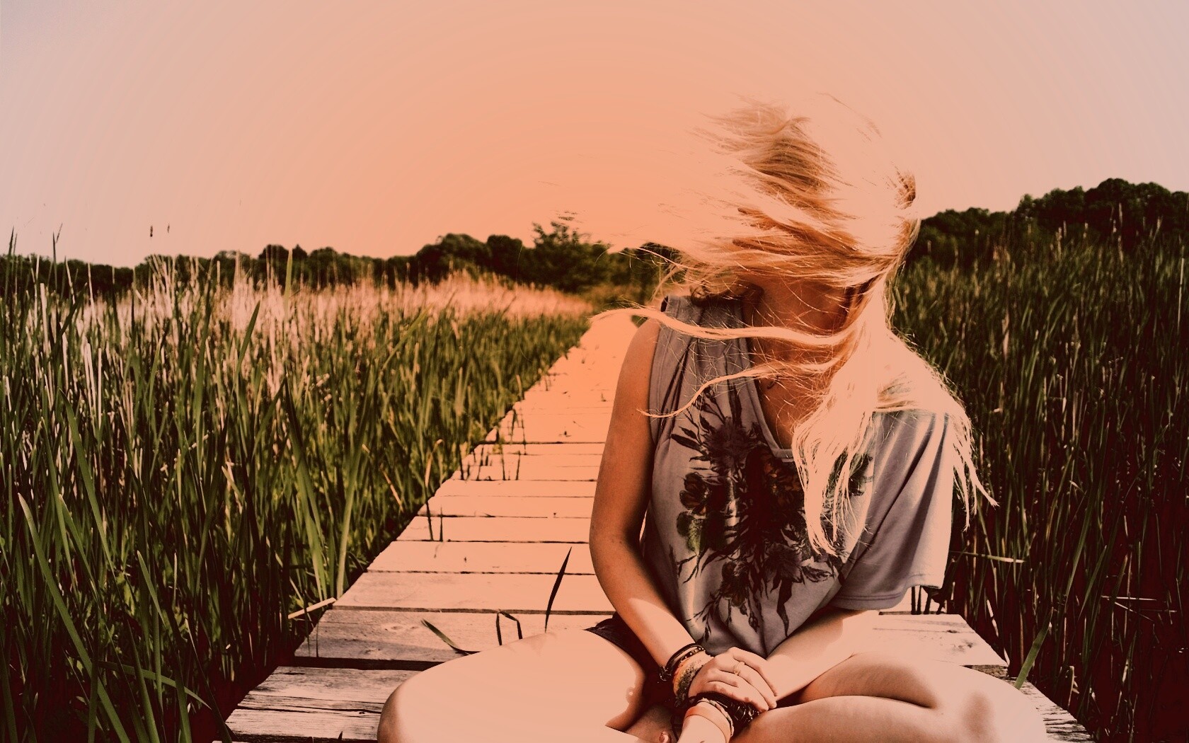 Девушка и ветер обои