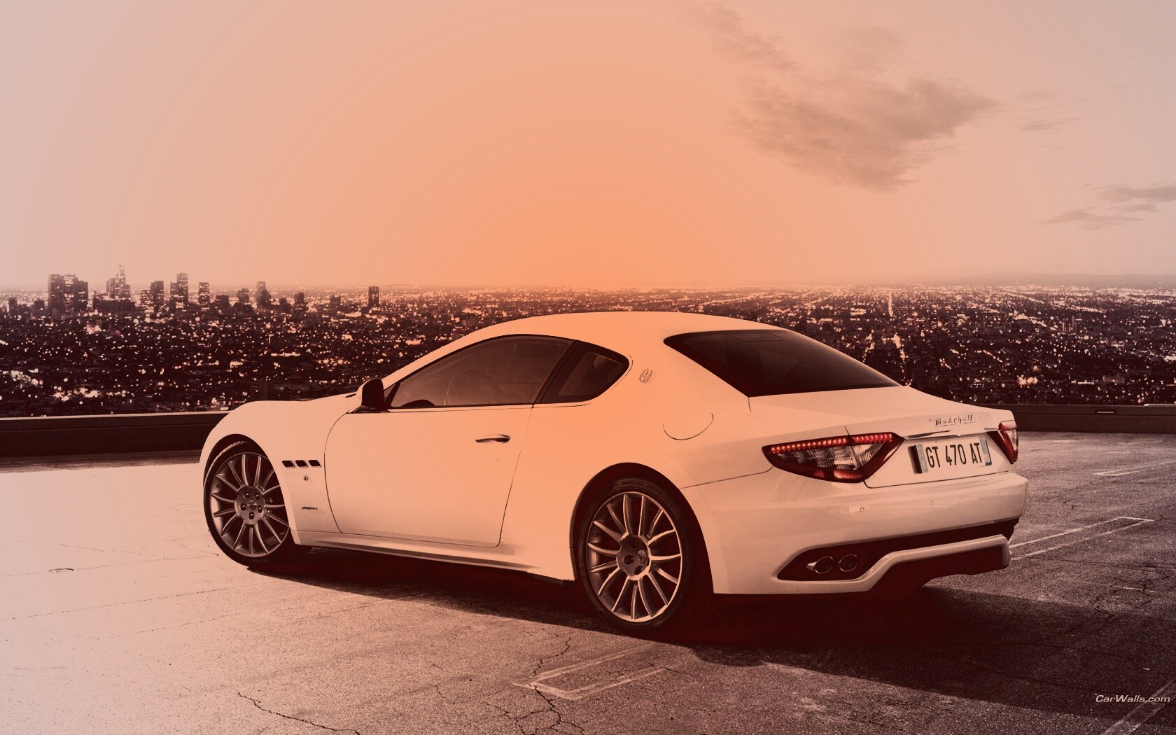 Maserati Granturismo на фоне города обои