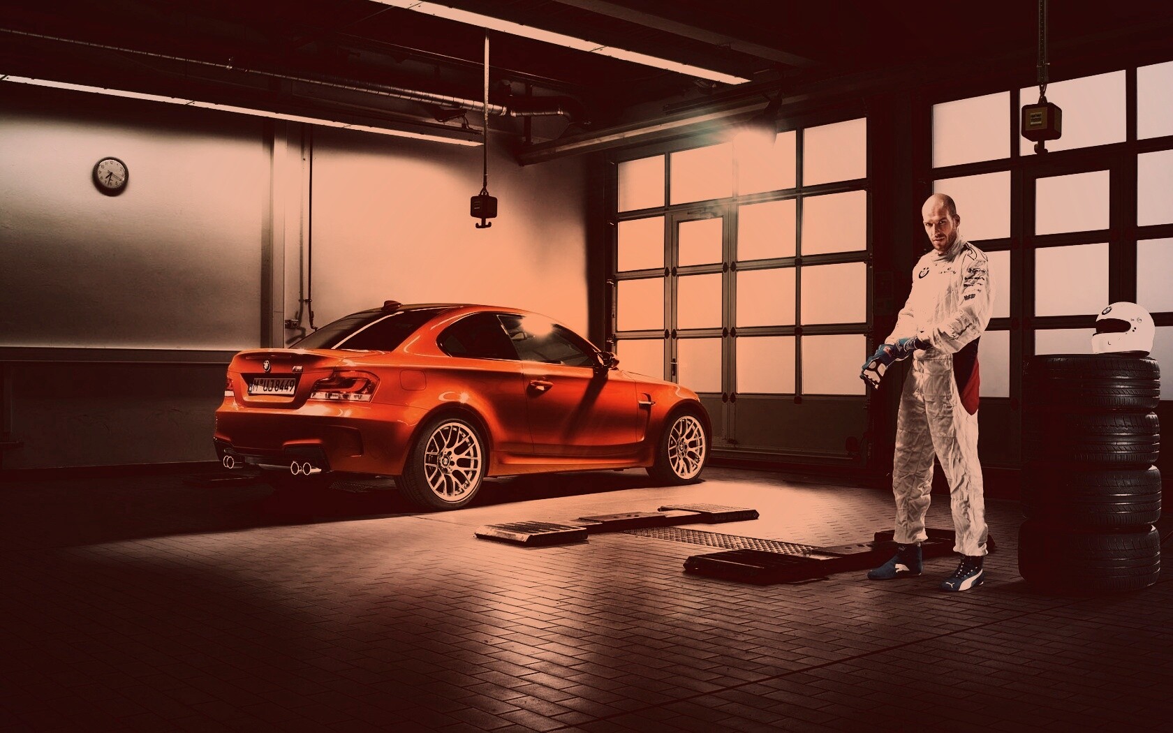 Гонщик и BMW M1 в гараже обои