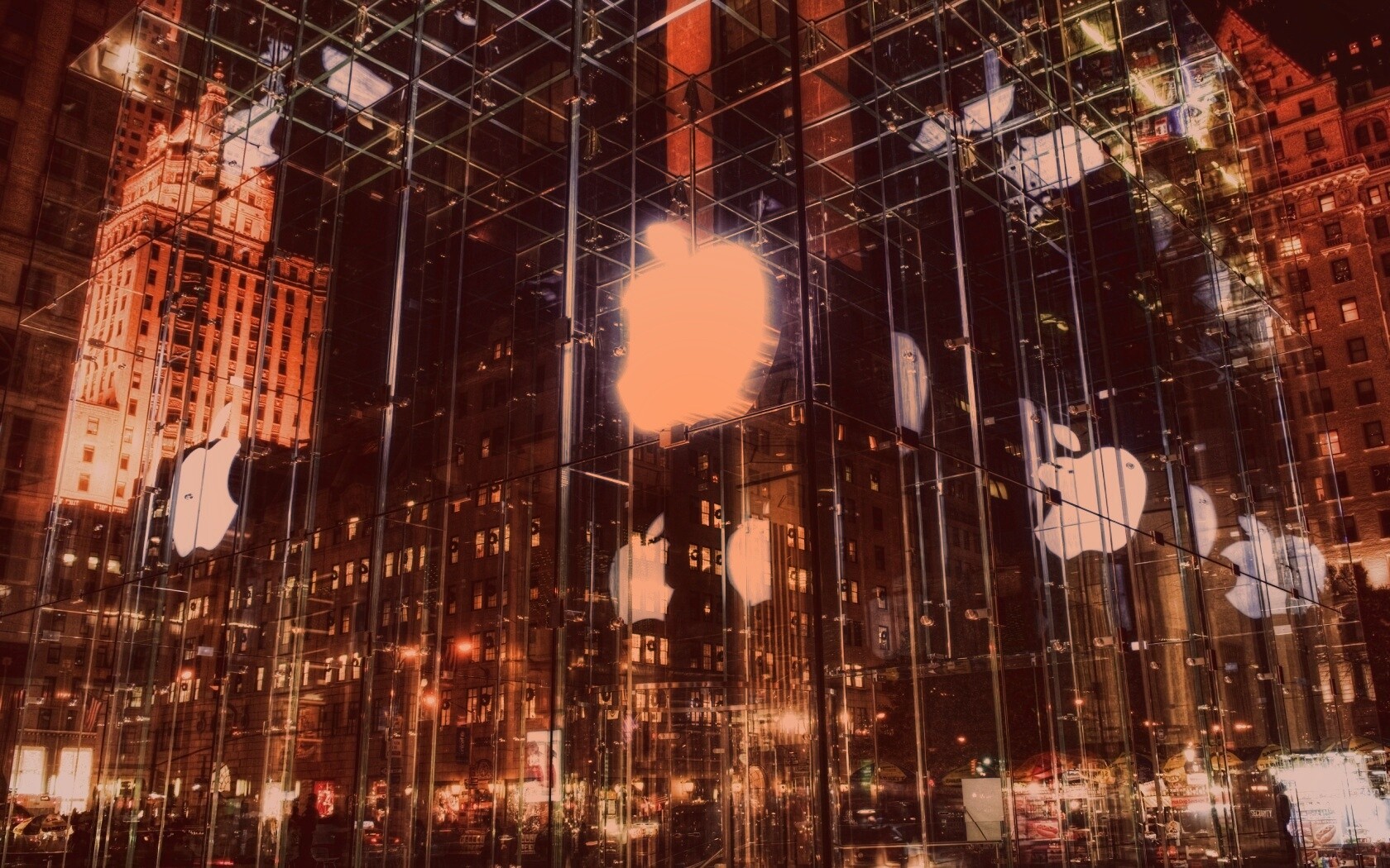 Отражение логотипа Apple в стеклянном здании обои