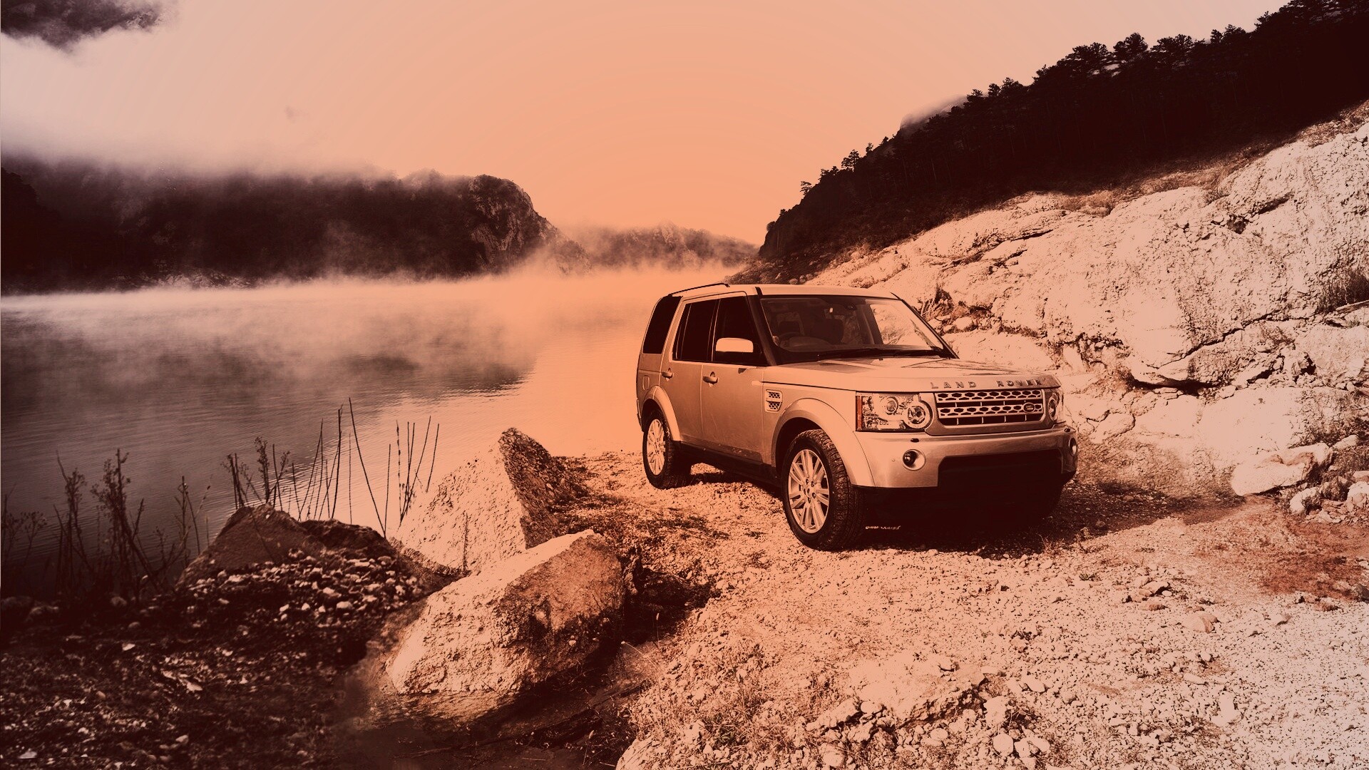 Range rover в горах у реки обои