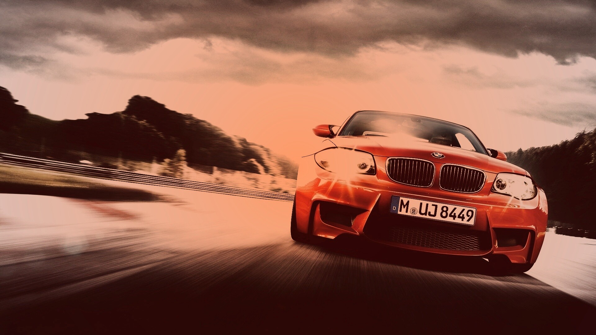 Оранжевый BMW M1 Coupe на треке обои