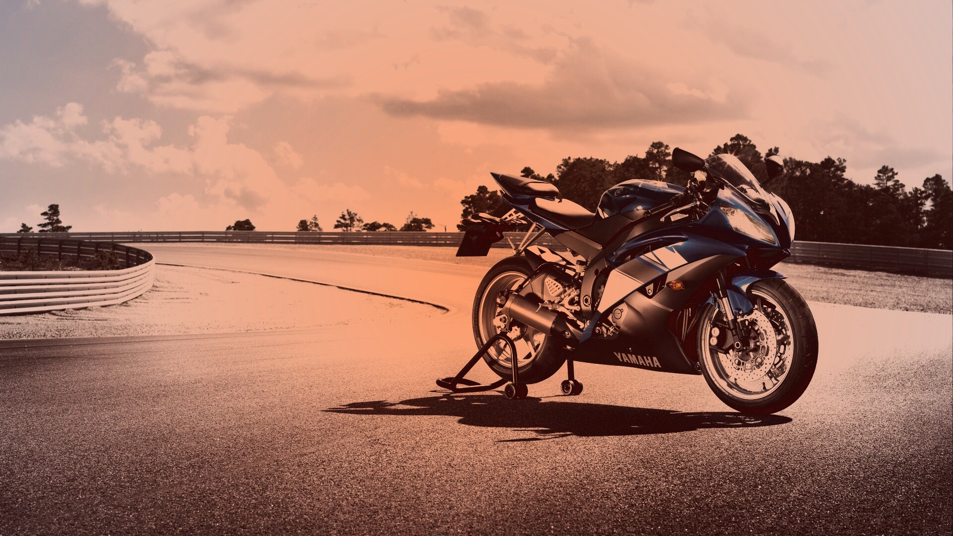 Yamaha R6 на трассе обои