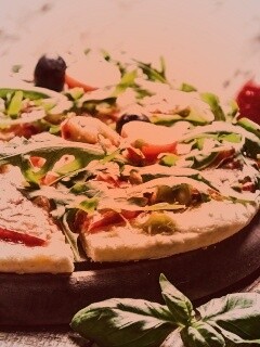 Свежая пицца с рукколой обои